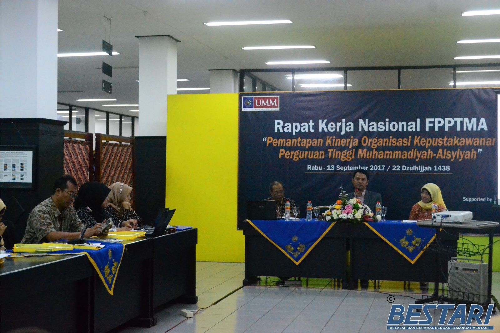 Wakil Rektor I UMM Prof Dr Syamsul Arifin MSi saat berbicara tentang pentingnya strategi literasi.